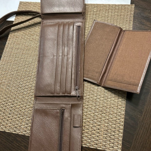 Unbranded crossbody with lots of compartments - Picture 5 of 6